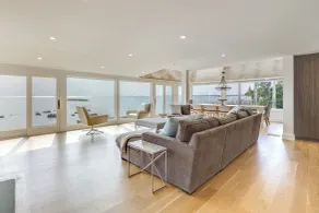 Luxe 5,600-sq-ft Estate Waterfront + Pool - Innenbereich