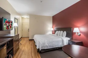 Red Roof Inn PLUS+ Houston - Energy Corridor - Room