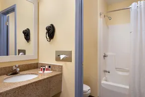 Days Inn & Suites by Wyndham Merrillville - Salle de bain