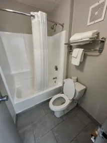 Days Inn by Wyndham Charleston WV - Bathroom
