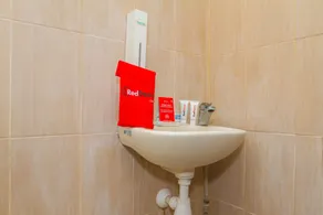 RedDoorz near Pasar Pagi 2 by Cassana - Bathroom