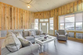 Downtown Lineville Vacation Rental ~ 10 Mi to Lake - Interior