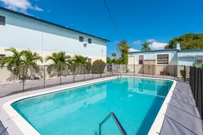 Seven Palms Hotel & Apartments - Piscina