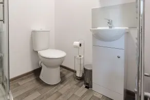 4 Bedroom Contractor Accommodation Chadburn - Bathroom