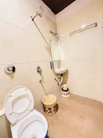 Hotel Hira Palace - Bathroom