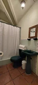 Yellow House Hostel B&B - Bathroom