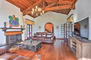 'The Castle' Hacienda Heights Home w/ Patio & Pool - Innvendig
