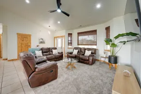 Kennewick Hideaway: Yard, Deck, 2 Living Rooms - Innvendig