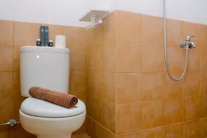 Comfort Studio at Green Pramuka Apartment near Shopping Center - Bathroom