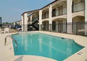 Key West Inn - Montgomery South - Piscina