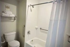 Days Inn Alexandria by Wyndham - Salle de bain