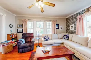 Century-old, Small-town 4BR w/ Great Yard, Porch - Innvendig