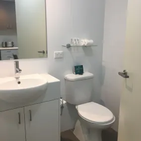 Quest Cheltenham - Bathroom