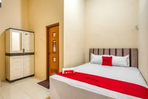 RedDoorz Syariah near Kebon Rojo Park Blitar - Chambre