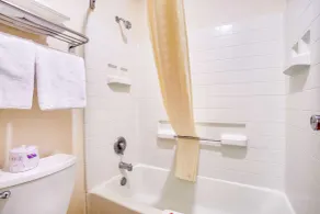 Econo Lodge Inn & Suites Albuquerque East I-40 Eubank Exit - Bathroom