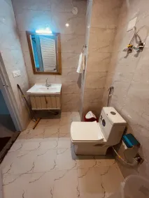 Apple Flower Hotel - Personal Balcony, Lift, Garden and Mountain View - Bathroom