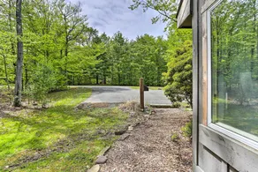 Deck & On-site Fishing Pond: Lake Harmony Home! - Interiør