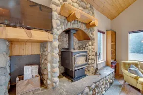 Lake Easton Cabin: Fireplace, Dogs & Sleeps 8 - Interior