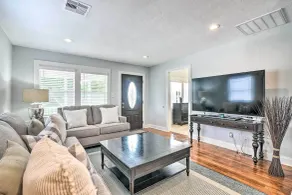 1 Mi to Seawall! Dog-Friendly Coastal Getaway - Interior