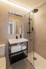 LEE Hotel - Bathroom