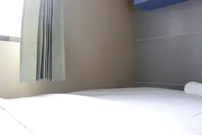 Minimalist 3BR Gateway Ahmad Yani Cicadas Apartment By Travelio - Værelse