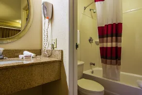 Red Oak Inn Detroit - Southfield - Bathroom