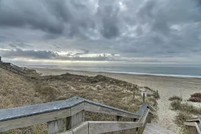 Bright Emerald Isle Condo w/ Private Beach Access! - Interiør