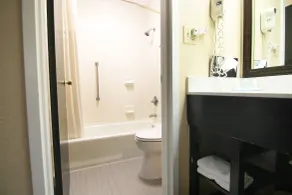 Quality Inn & Suites Franklin - Badezimmer