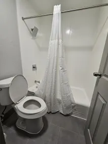 Baymont by Wyndham Covington - Bathroom