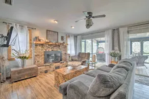Riverfront Retreat w/ Patio in Withlacoochee - Innenbereich