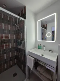 Symone Poitiers  - Badezimmer