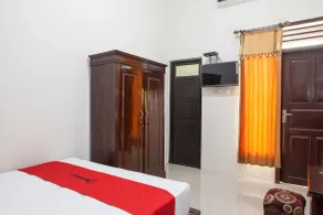 RedDoorz near Banyuwangi Baru Station - Værelse