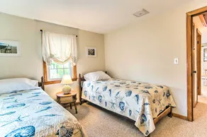 Traditional Cape Cod Cottage: Walk to Beach! - Værelse