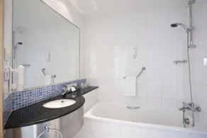 Holiday Inn Express Madrid-Alcorcón by IHG - Bathroom