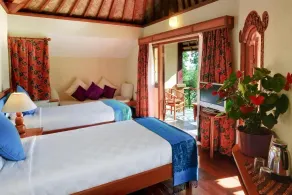 Strawberry Hill Hotel & Restaurant - Room