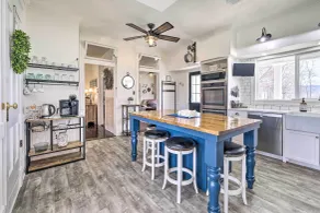 Lush, Modern Farmhouse w/ Mtn Views & Sunroom - Interiör