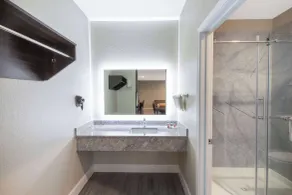 Days Inn & Suites by Wyndham La Porte - Salle de bain