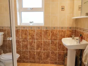 Maghera Caves Cottage - Bathroom