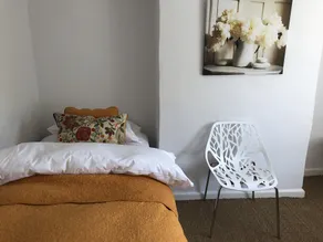 Large Boutique Holiday House With hot tub Near Bath - Room
