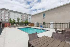 Days Inn by Wyndham Baton Rouge Airport - Piscine