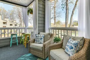 Waterfront Lake Norman Retreat w/ Balcony - Interiör