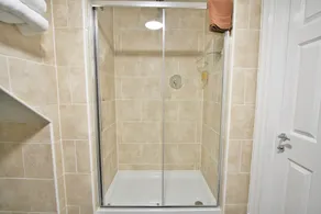 New County Hotel & Serviced Apartments by RoomsBooked - Baño
