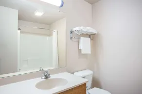 Super 8 by Wyndham Monroe WI - Badezimmer