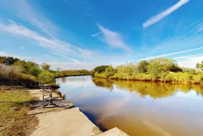3BR Acreage Next to the Bayou w/ BBQ & Views! - Interni