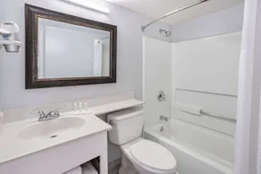 Days Inn & Suites by Wyndham Colonial - Salle de bain