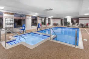 Wingate by Wyndham Joliet - Piscine