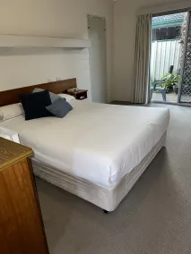 Corlette Palms Motor Inn - Room