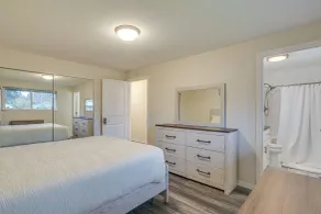 Modern Puyallup Townhome w/ Backyard & Fireplace - Interior