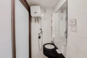 Spacious and Smart Studio Apartment at Sky House BSD - Bathroom