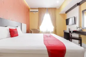 RedDoorz at La Mega near Pasar Pagi Cirebon - Chambre